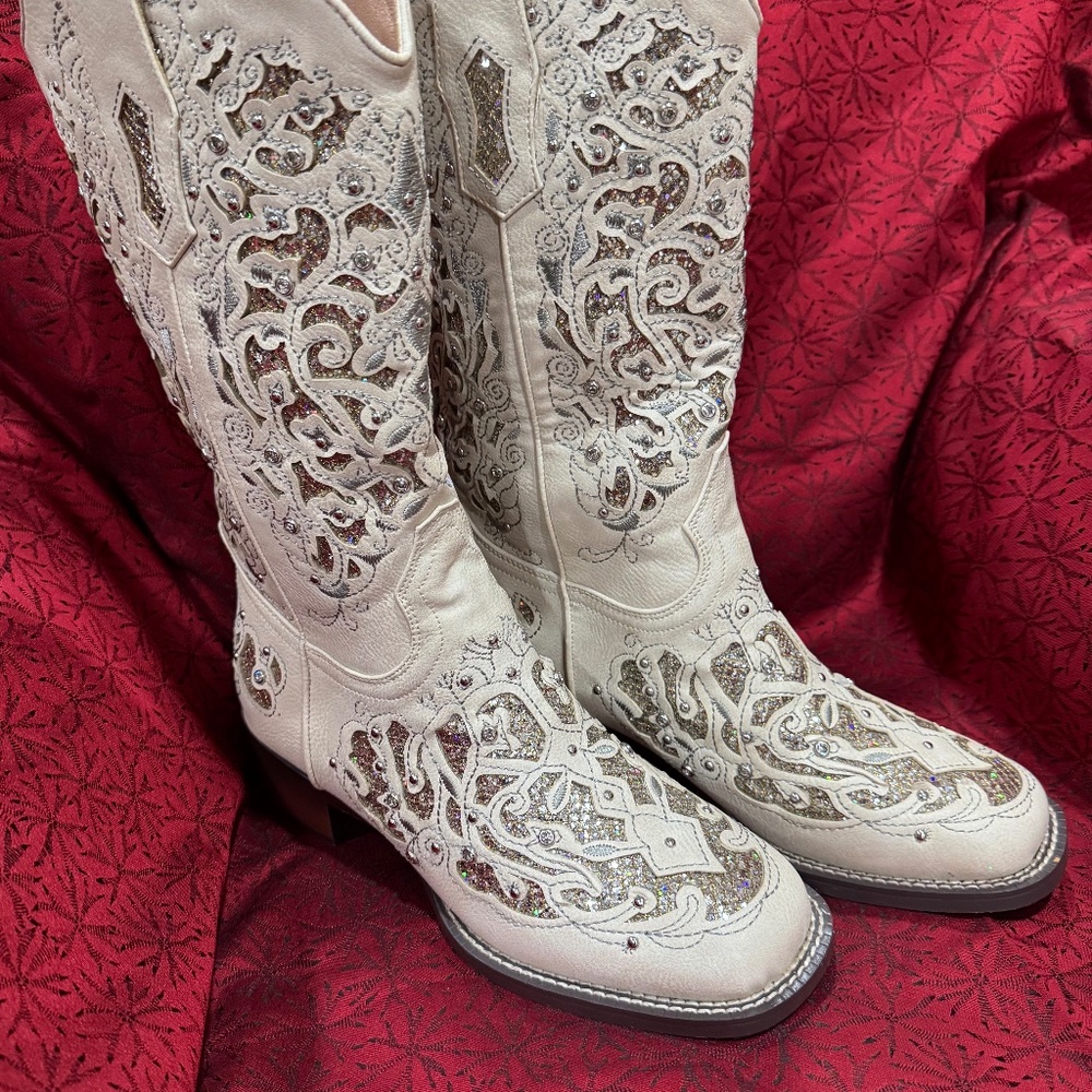 Elegant All Season Rhinestones and Glitter Western Boots Size 6